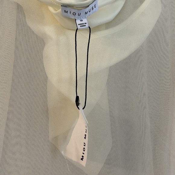 Miou muse cream tank under mesh top
Size small - Picture 2 of 4